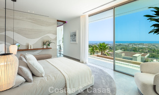 Impresionante y arquitectónica villa de lujo en venta con vistas abiertas al mar en una zona residencial elevada en las colinas de La Quinta en Marbella - Benahavis 54127 