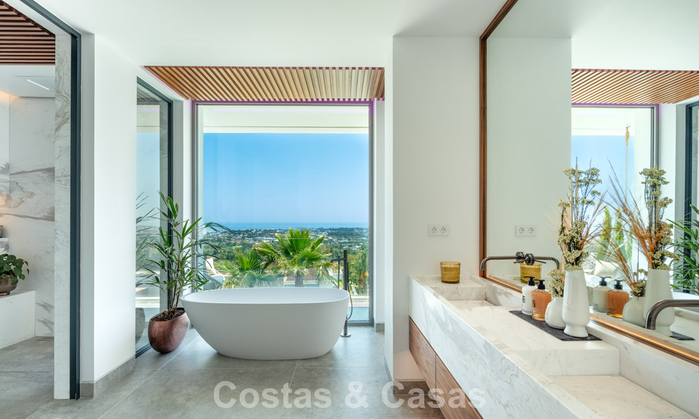 Impresionante y arquitectónica villa de lujo en venta con vistas abiertas al mar en una zona residencial elevada en las colinas de La Quinta en Marbella - Benahavis 54130