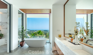 Impresionante y arquitectónica villa de lujo en venta con vistas abiertas al mar en una zona residencial elevada en las colinas de La Quinta en Marbella - Benahavis 54130 
