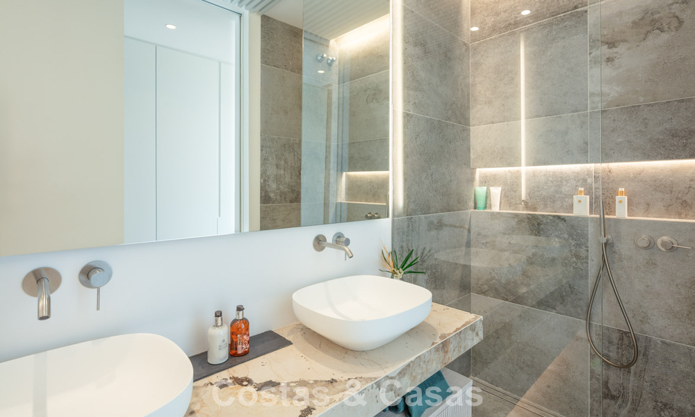 Impresionante y arquitectónica villa de lujo en venta con vistas abiertas al mar en una zona residencial elevada en las colinas de La Quinta en Marbella - Benahavis 54132