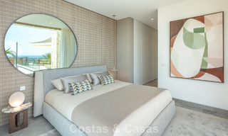 Impresionante y arquitectónica villa de lujo en venta con vistas abiertas al mar en una zona residencial elevada en las colinas de La Quinta en Marbella - Benahavis 54133 