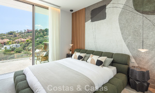 Impresionante y arquitectónica villa de lujo en venta con vistas abiertas al mar en una zona residencial elevada en las colinas de La Quinta en Marbella - Benahavis 54135 