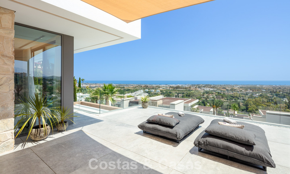 Impresionante y arquitectónica villa de lujo en venta con vistas abiertas al mar en una zona residencial elevada en las colinas de La Quinta en Marbella - Benahavis 54137