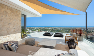 Impresionante y arquitectónica villa de lujo en venta con vistas abiertas al mar en una zona residencial elevada en las colinas de La Quinta en Marbella - Benahavis 54138 