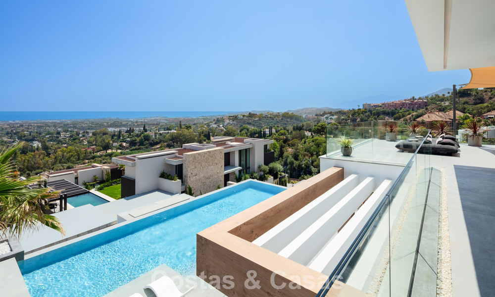 Impresionante y arquitectónica villa de lujo en venta con vistas abiertas al mar en una zona residencial elevada en las colinas de La Quinta en Marbella - Benahavis 54139