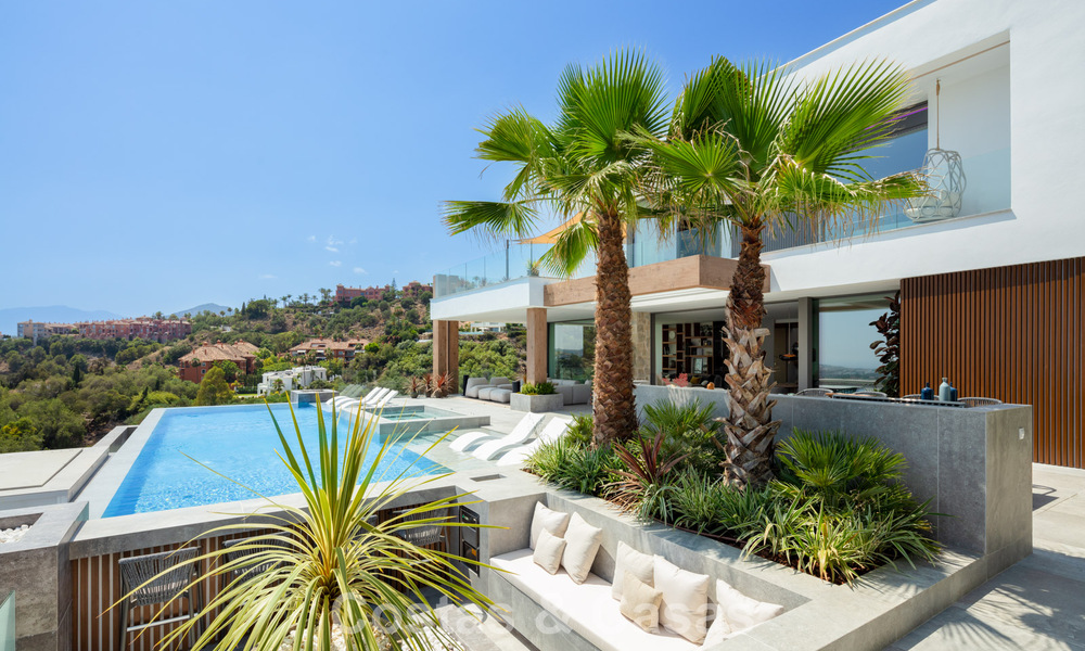 Impresionante y arquitectónica villa de lujo en venta con vistas abiertas al mar en una zona residencial elevada en las colinas de La Quinta en Marbella - Benahavis 54140