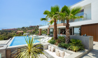 Impresionante y arquitectónica villa de lujo en venta con vistas abiertas al mar en una zona residencial elevada en las colinas de La Quinta en Marbella - Benahavis 54140 