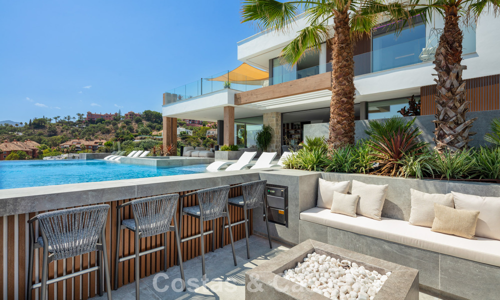 Impresionante y arquitectónica villa de lujo en venta con vistas abiertas al mar en una zona residencial elevada en las colinas de La Quinta en Marbella - Benahavis 54141
