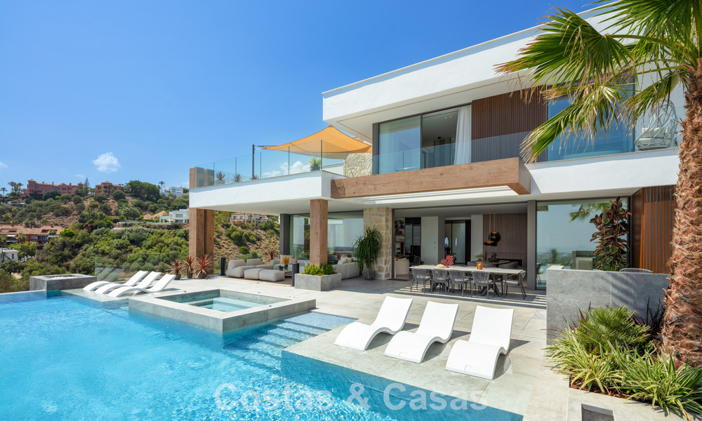 Impresionante y arquitectónica villa de lujo en venta con vistas abiertas al mar en una zona residencial elevada en las colinas de La Quinta en Marbella - Benahavis 54142
