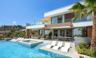 Impresionante y arquitectónica villa de lujo en venta con vistas abiertas al mar en una zona residencial elevada en las colinas de La Quinta en Marbella - Benahavis 54142 