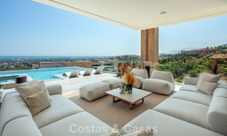 Impresionante y arquitectónica villa de lujo en venta con vistas abiertas al mar en una zona residencial elevada en las colinas de La Quinta en Marbella - Benahavis 54143 