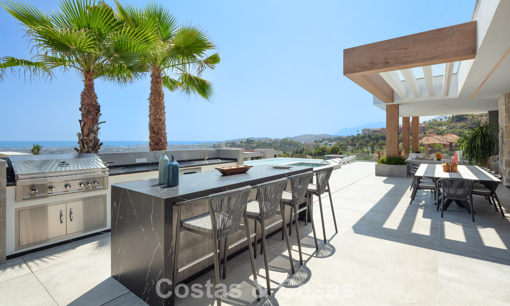 Impresionante y arquitectónica villa de lujo en venta con vistas abiertas al mar en una zona residencial elevada en las colinas de La Quinta en Marbella - Benahavis 54144