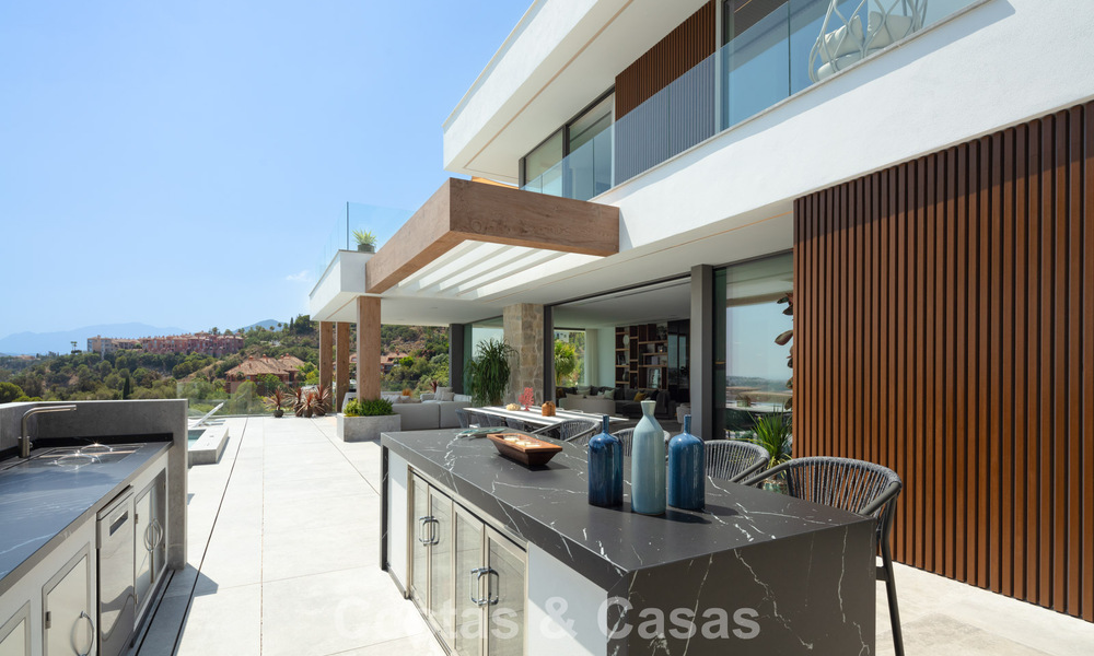 Impresionante y arquitectónica villa de lujo en venta con vistas abiertas al mar en una zona residencial elevada en las colinas de La Quinta en Marbella - Benahavis 54145