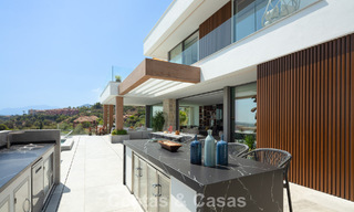 Impresionante y arquitectónica villa de lujo en venta con vistas abiertas al mar en una zona residencial elevada en las colinas de La Quinta en Marbella - Benahavis 54145 