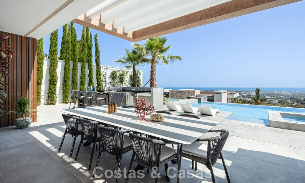 Impresionante y arquitectónica villa de lujo en venta con vistas abiertas al mar en una zona residencial elevada en las colinas de La Quinta en Marbella - Benahavis 54146