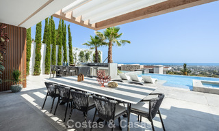 Impresionante y arquitectónica villa de lujo en venta con vistas abiertas al mar en una zona residencial elevada en las colinas de La Quinta en Marbella - Benahavis 54146 
