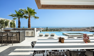 Impresionante y arquitectónica villa de lujo en venta con vistas abiertas al mar en una zona residencial elevada en las colinas de La Quinta en Marbella - Benahavis 54147 