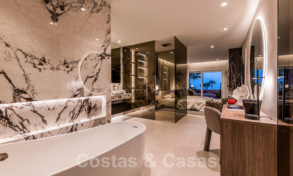 Extraordinario ático de lujo en venta, primera línea de playa en la Nueva Milla de Oro entre Marbella y Estepona centro 54252