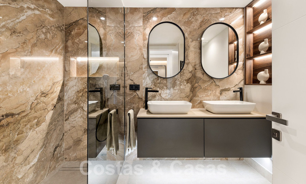 Ático de lujo en venta situado en primera línea de playa en la Nueva Milla de Oro, Marbella - Estepona 55115