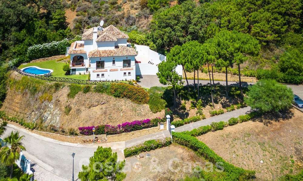 Villa de lujo independiente de estilo clásico español en venta con sublimes vistas al mar en Marbella - Benahavis 55133