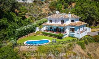 Villa de lujo independiente de estilo clásico español en venta con sublimes vistas al mar en Marbella - Benahavis 55134 