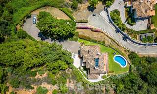 Villa de lujo independiente de estilo clásico español en venta con sublimes vistas al mar en Marbella - Benahavis 55135 