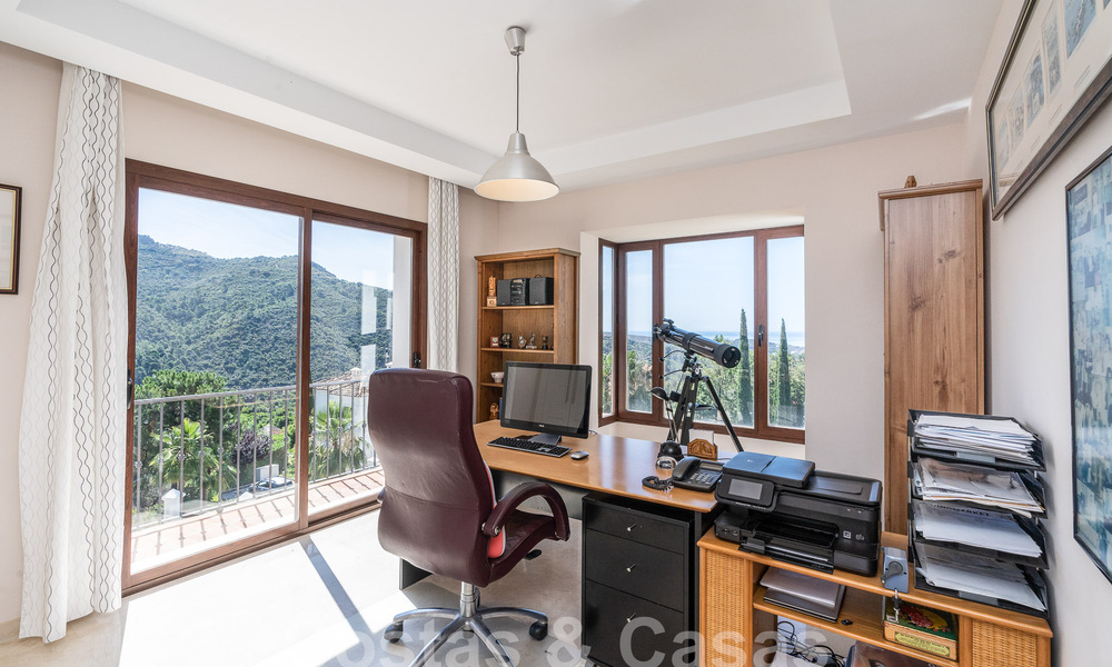 Villa de lujo independiente de estilo clásico español en venta con sublimes vistas al mar en Marbella - Benahavis 55136