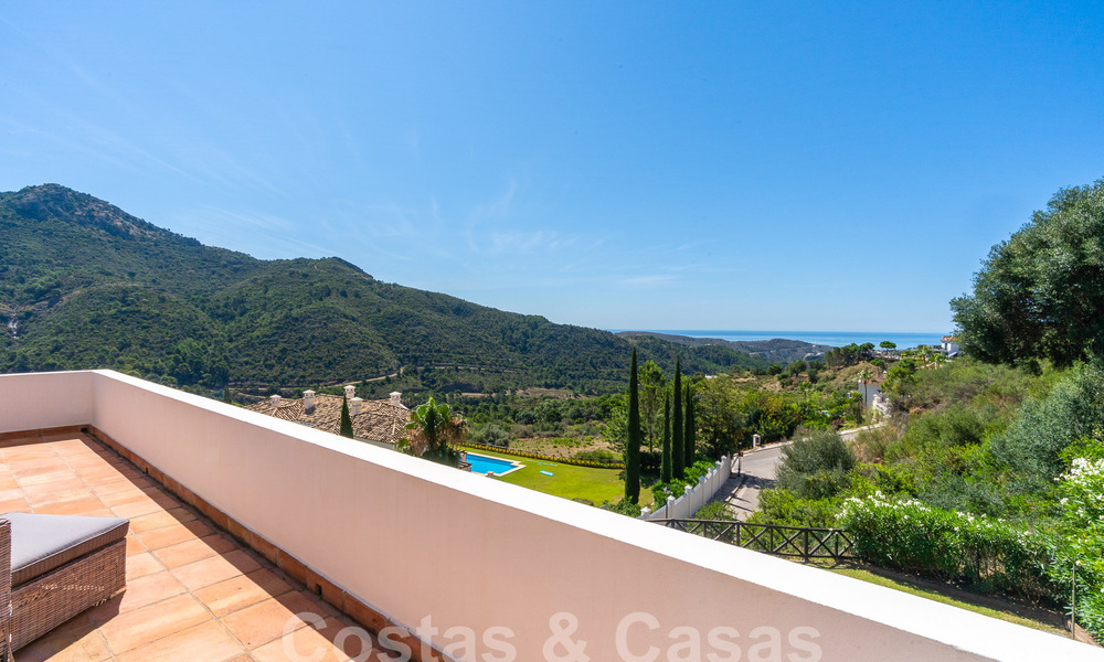 Villa de lujo independiente de estilo clásico español en venta con sublimes vistas al mar en Marbella - Benahavis 55156