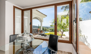 Villa de lujo independiente de estilo clásico español en venta con sublimes vistas al mar en Marbella - Benahavis 55162 