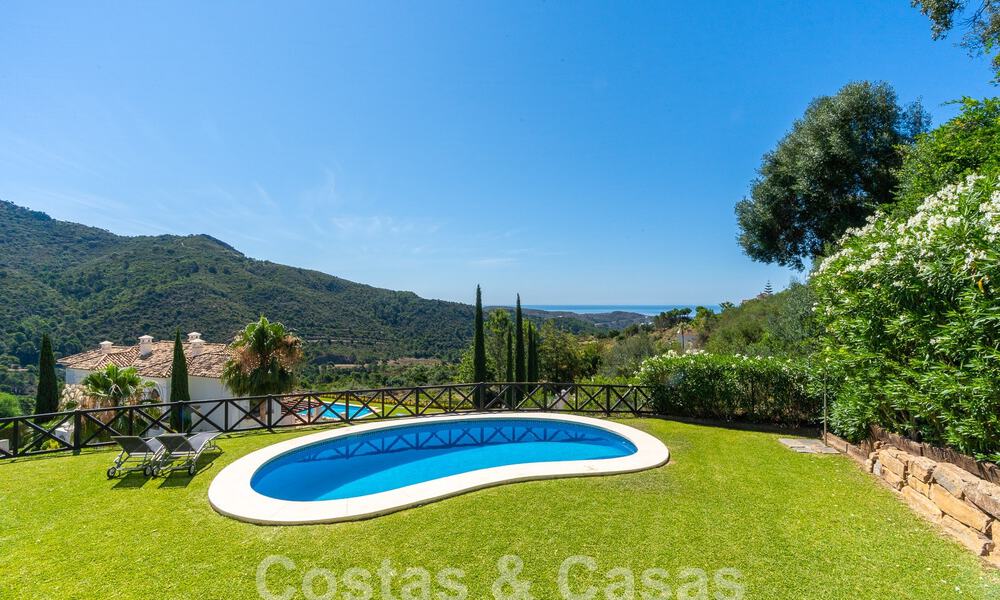 Villa de lujo independiente de estilo clásico español en venta con sublimes vistas al mar en Marbella - Benahavis 55174