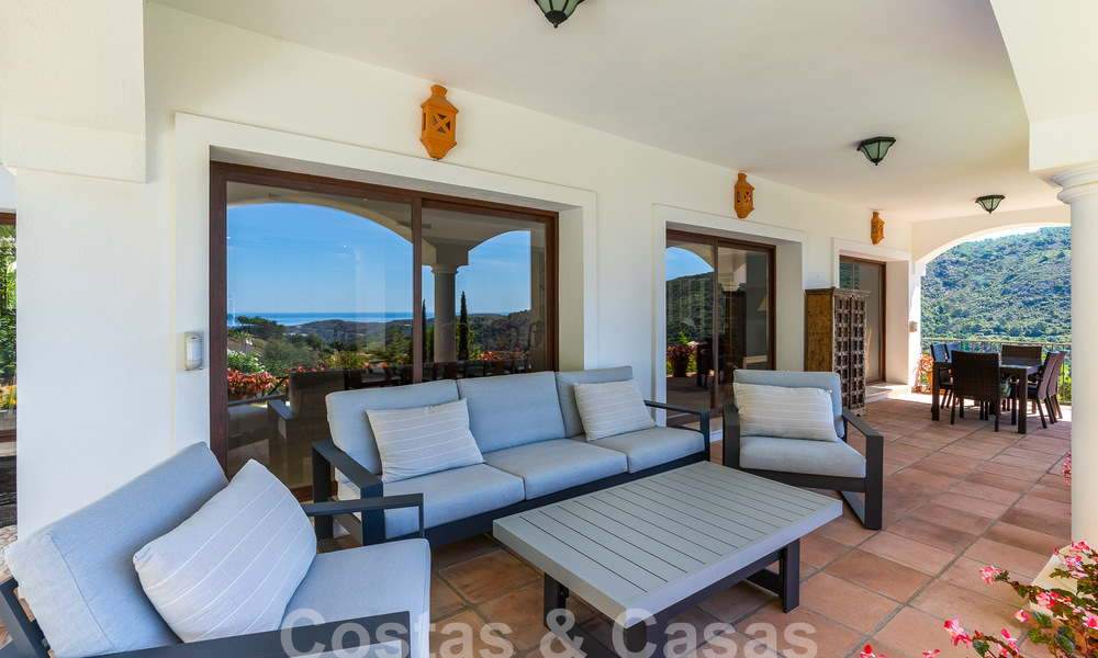 Villa de lujo independiente de estilo clásico español en venta con sublimes vistas al mar en Marbella - Benahavis 55176