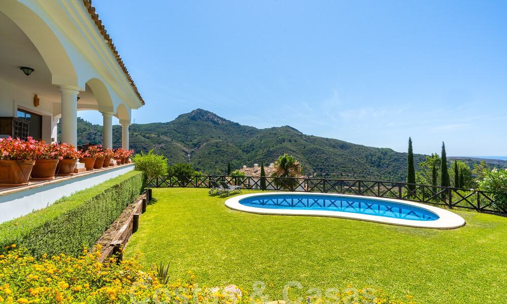 Villa de lujo independiente de estilo clásico español en venta con sublimes vistas al mar en Marbella - Benahavis 55178