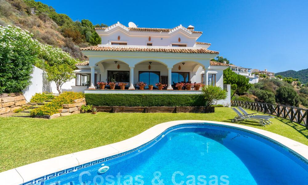 Villa de lujo independiente de estilo clásico español en venta con sublimes vistas al mar en Marbella - Benahavis 55180