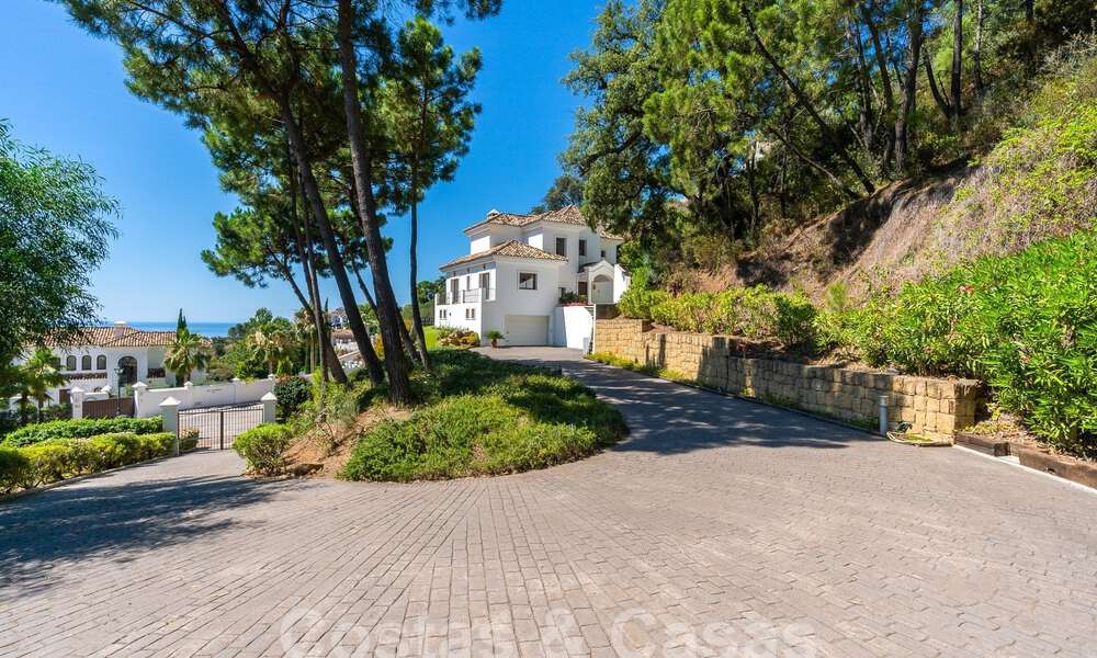 Villa de lujo independiente de estilo clásico español en venta con sublimes vistas al mar en Marbella - Benahavis 55183