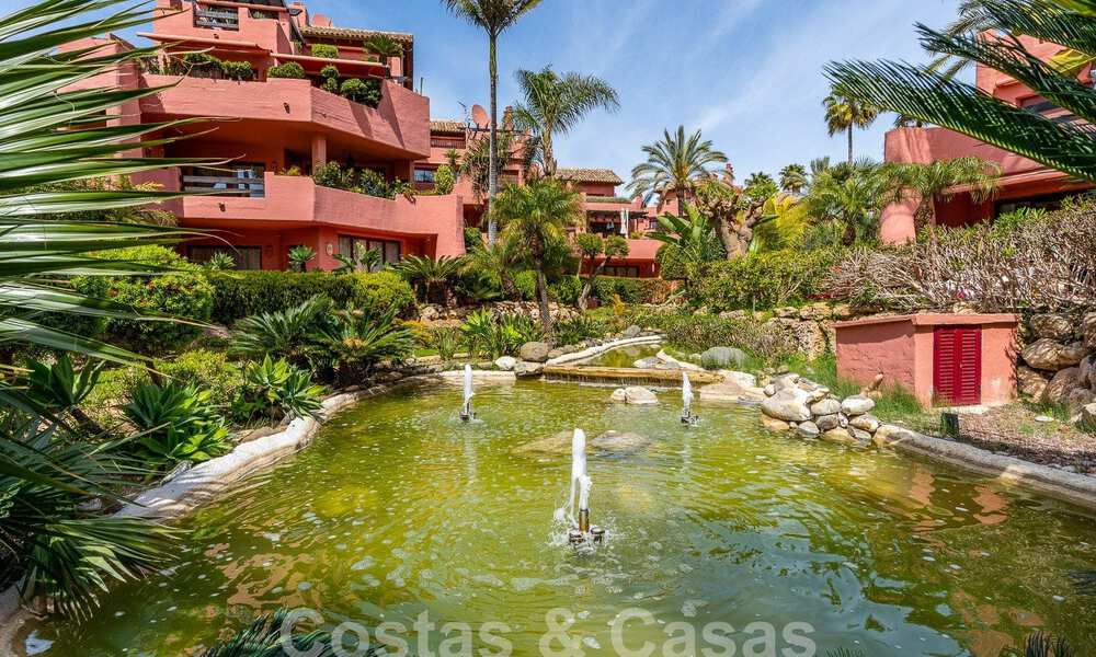 Apartamento de lujo con jardín en venta en un complejo en primera línea de playa en la Nueva Milla de Oro entre Marbella y Estepona 55281