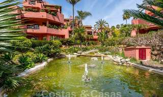 Apartamento de lujo con jardín en venta en un complejo en primera línea de playa en la Nueva Milla de Oro entre Marbella y Estepona 55281 