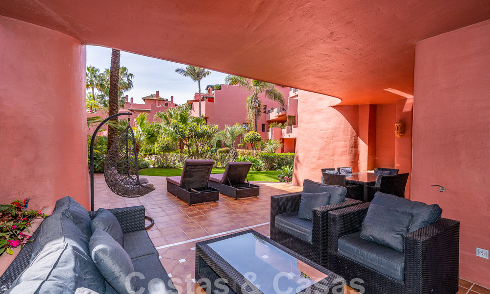 Apartamento de lujo con jardín en venta en un complejo en primera línea de playa en la Nueva Milla de Oro entre Marbella y Estepona 55283