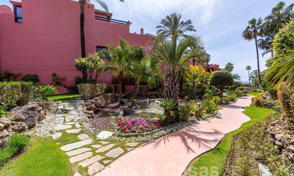 Apartamento de lujo con jardín en venta en un complejo en primera línea de playa en la Nueva Milla de Oro entre Marbella y Estepona 55285