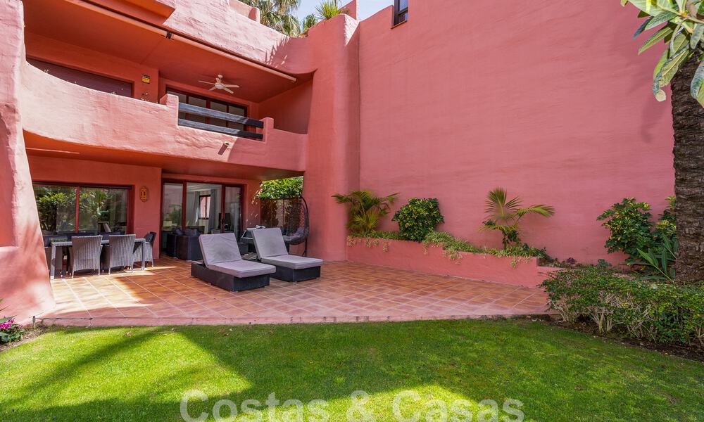 Apartamento de lujo con jardín en venta en un complejo en primera línea de playa en la Nueva Milla de Oro entre Marbella y Estepona 55287