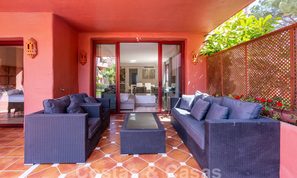 Apartamento de lujo con jardín en venta en un complejo en primera línea de playa en la Nueva Milla de Oro entre Marbella y Estepona 55289