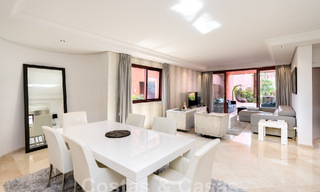 Apartamento de lujo con jardín en venta en un complejo en primera línea de playa en la Nueva Milla de Oro entre Marbella y Estepona 55290 