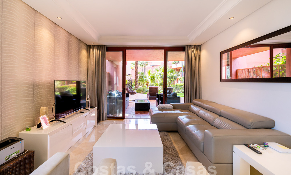 Apartamento de lujo con jardín en venta en un complejo en primera línea de playa en la Nueva Milla de Oro entre Marbella y Estepona 55291