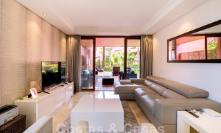 Apartamento de lujo con jardín en venta en un complejo en primera línea de playa en la Nueva Milla de Oro entre Marbella y Estepona 55291 