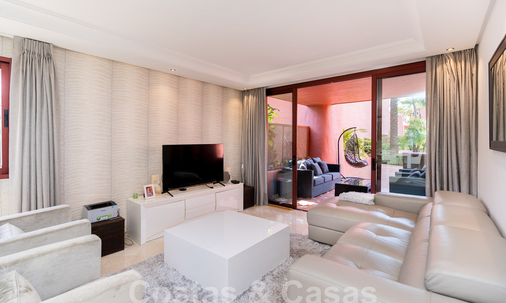 Apartamento de lujo con jardín en venta en un complejo en primera línea de playa en la Nueva Milla de Oro entre Marbella y Estepona 55292