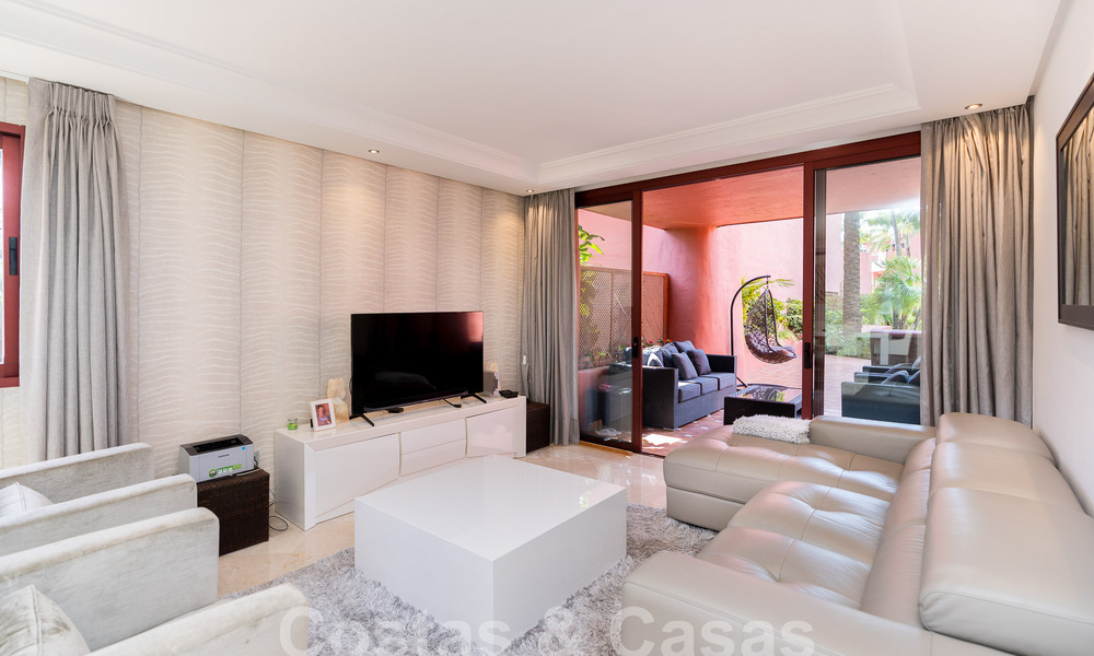 Apartamento de lujo con jardín en venta en un complejo en primera línea de playa en la Nueva Milla de Oro entre Marbella y Estepona 55292
