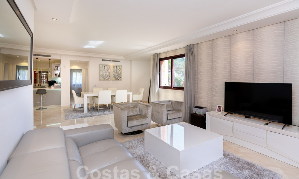 Apartamento de lujo con jardín en venta en un complejo en primera línea de playa en la Nueva Milla de Oro entre Marbella y Estepona 55293