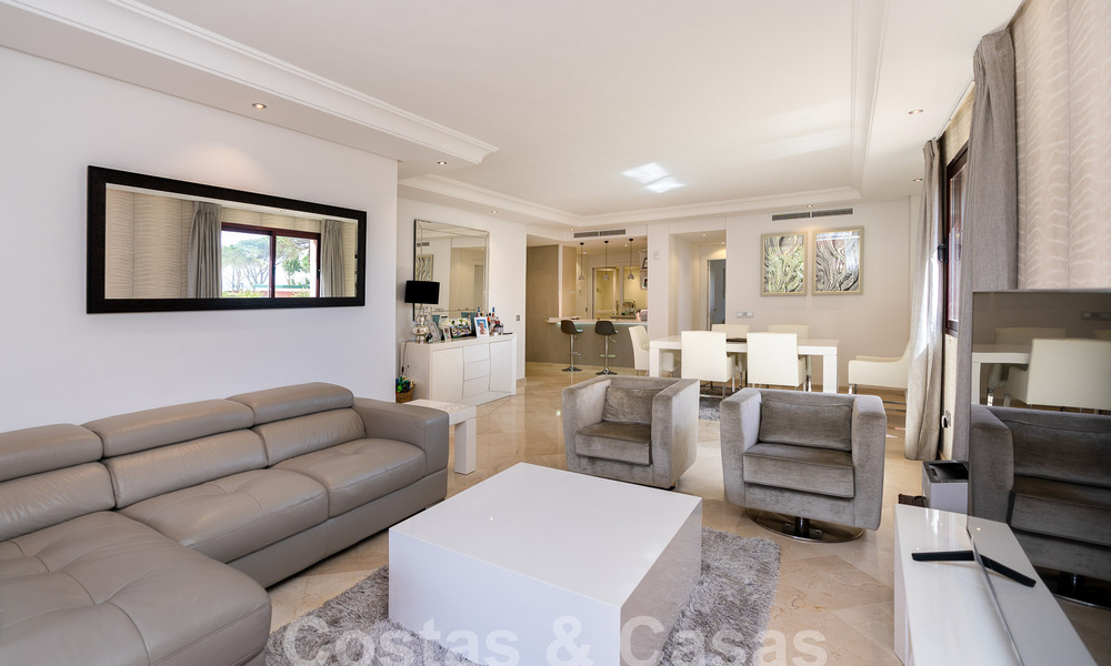 Apartamento de lujo con jardín en venta en un complejo en primera línea de playa en la Nueva Milla de Oro entre Marbella y Estepona 55294