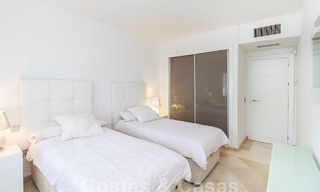 Apartamento de lujo con jardín en venta en un complejo en primera línea de playa en la Nueva Milla de Oro entre Marbella y Estepona 55297 