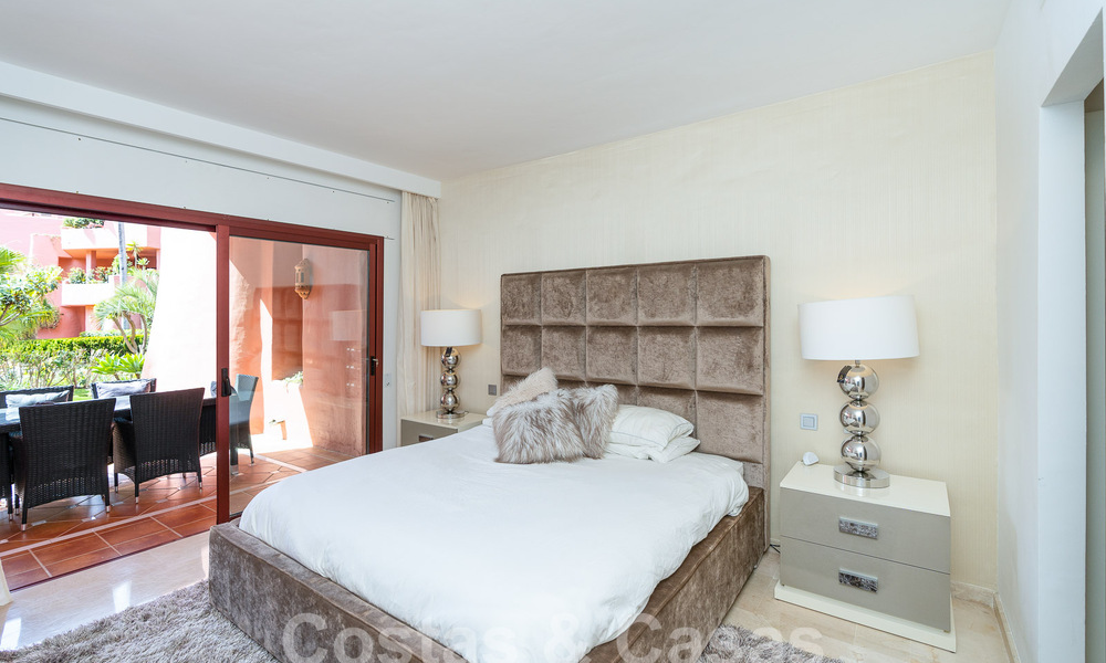 Apartamento de lujo con jardín en venta en un complejo en primera línea de playa en la Nueva Milla de Oro entre Marbella y Estepona 55298