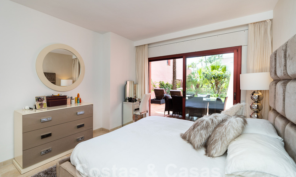 Apartamento de lujo con jardín en venta en un complejo en primera línea de playa en la Nueva Milla de Oro entre Marbella y Estepona 55299